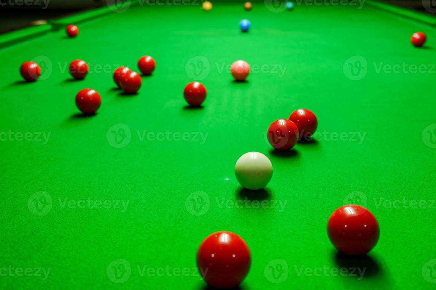 Snooker-Bälle auf grünem Snooker-Tisch foto