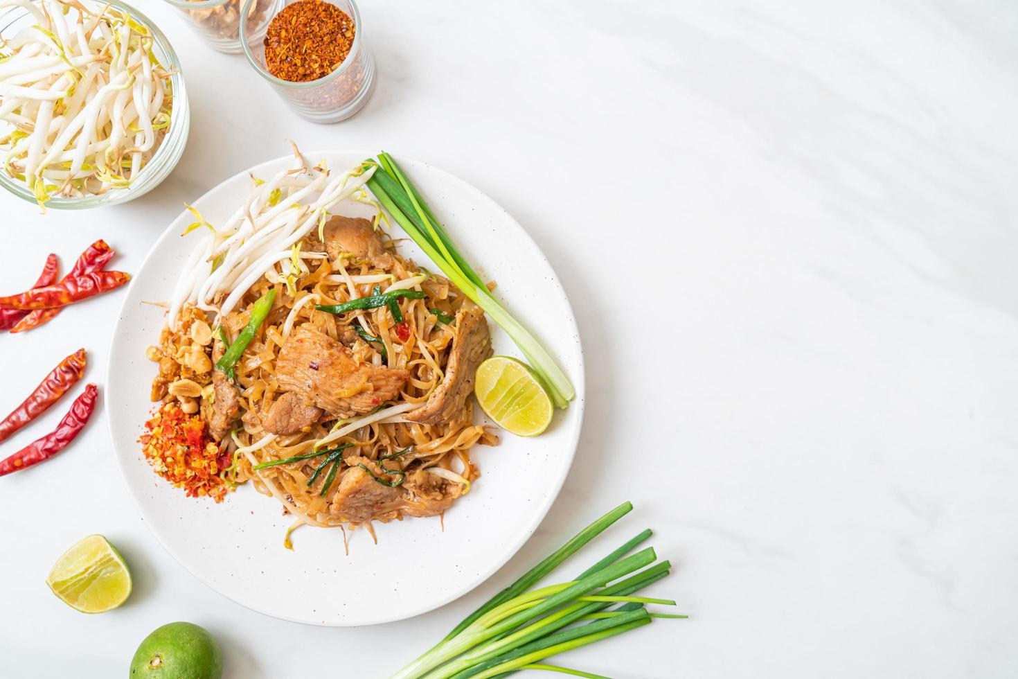 gebratene Reisnudeln mit Schweinefleisch nach asiatischer Art foto