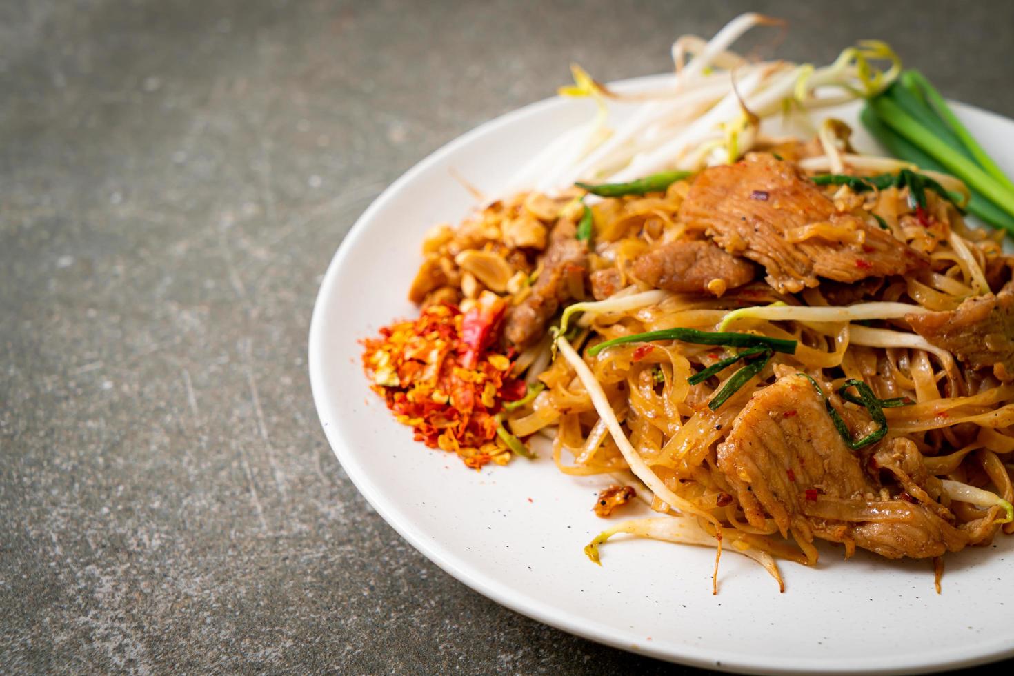 gebratene Reisnudeln mit Schweinefleisch nach asiatischer Art foto