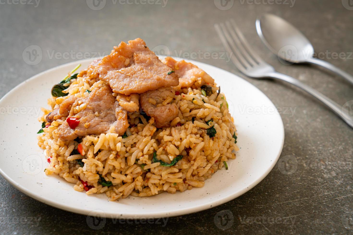 gebratener Reis mit thailändischem Basilikum und Schweinefleisch - thailändische Art foto