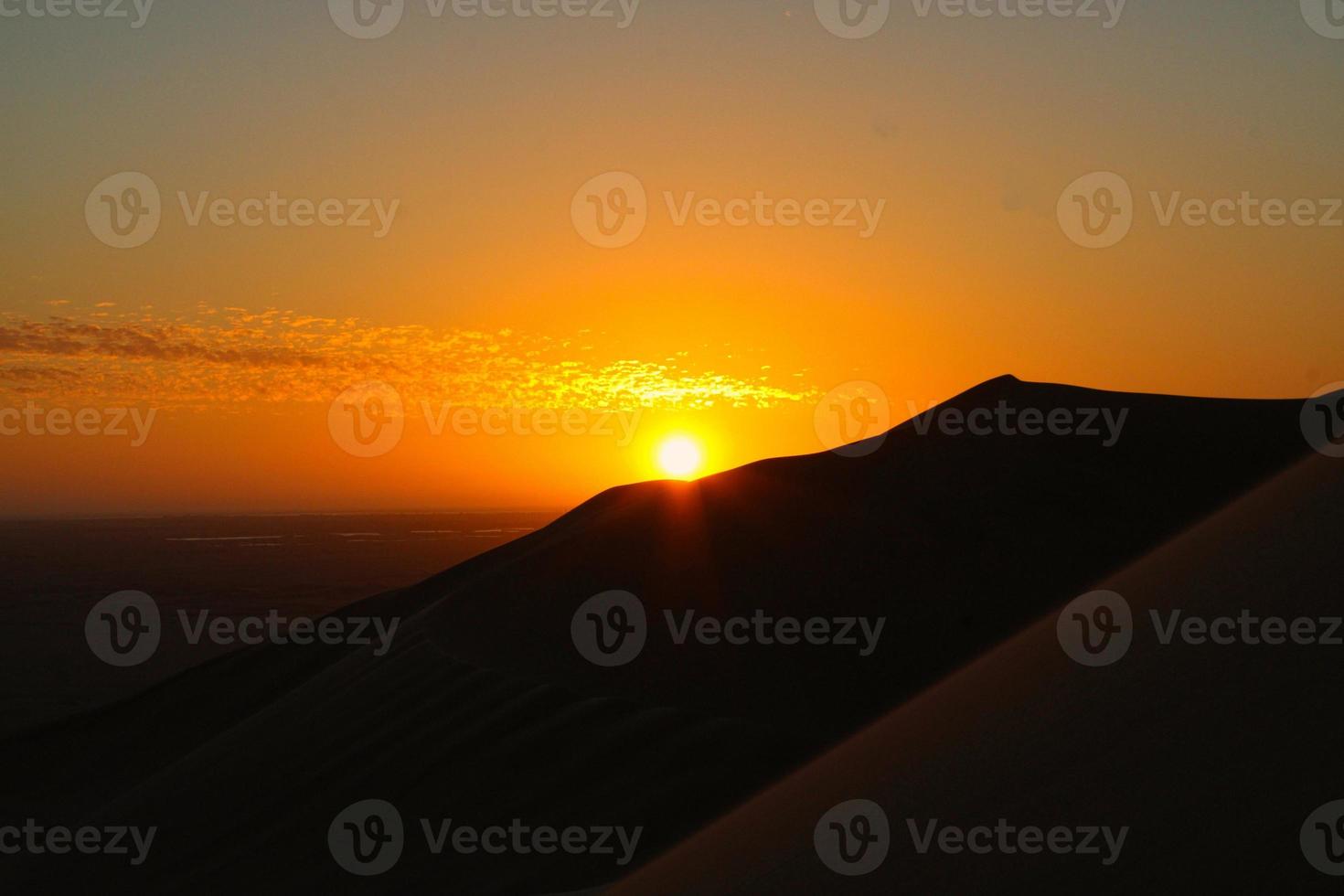 Panorama-Sonnenuntergang über Düne 7 in der Namib-Wüste, Namibia in der Nähe der Stadt Walvis Bay foto