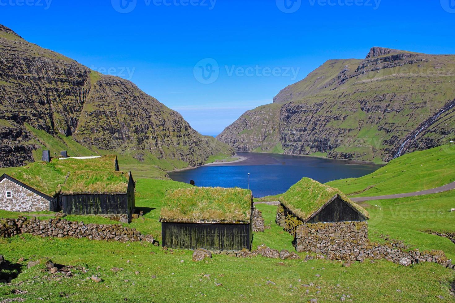 Das historische Dorf Saksun auf den Färöern an einem tollen Tag mit blauem Himmel im Sommer foto