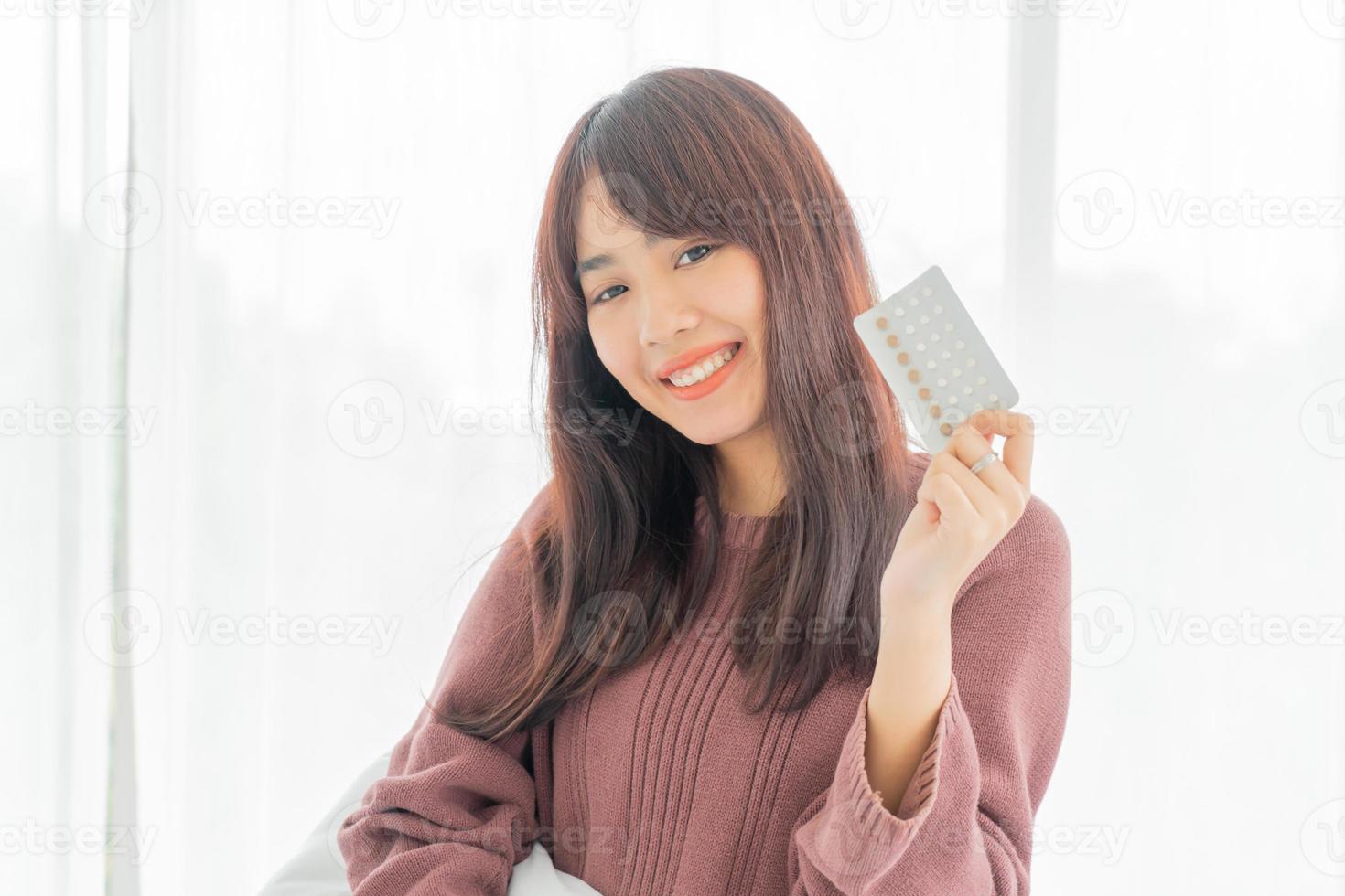 asiatische Frau mit Antibabypille foto