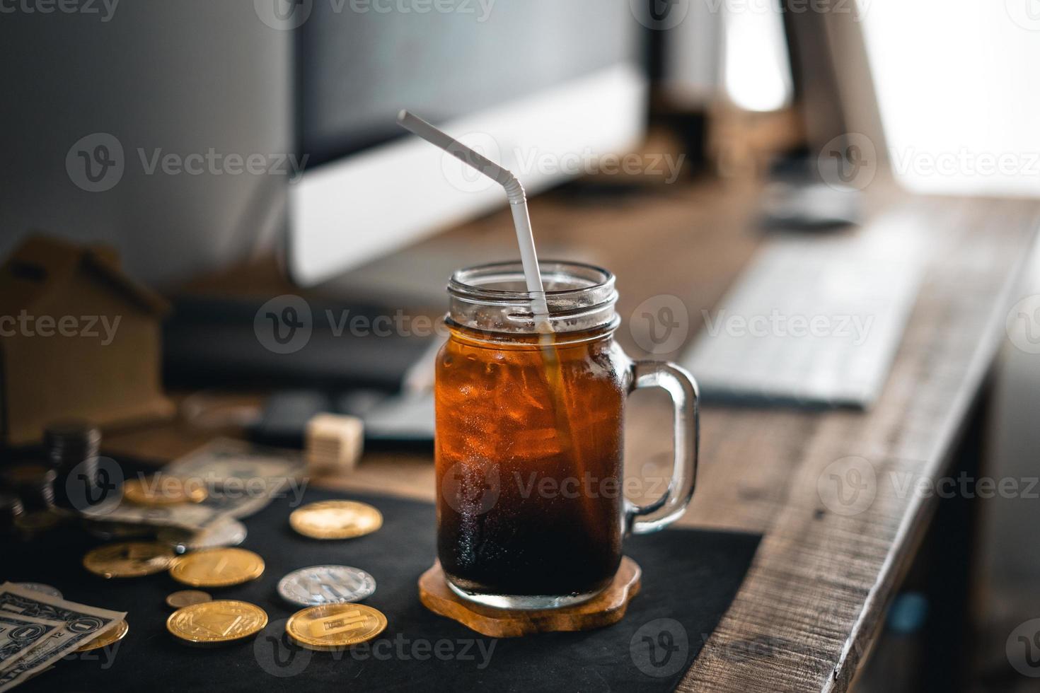 Iced Americano Iced Latte auf dem Tisch zu Hause foto