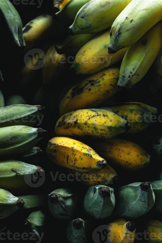 Nahaufnahme von Banane grün gelb kultivierte Banane foto