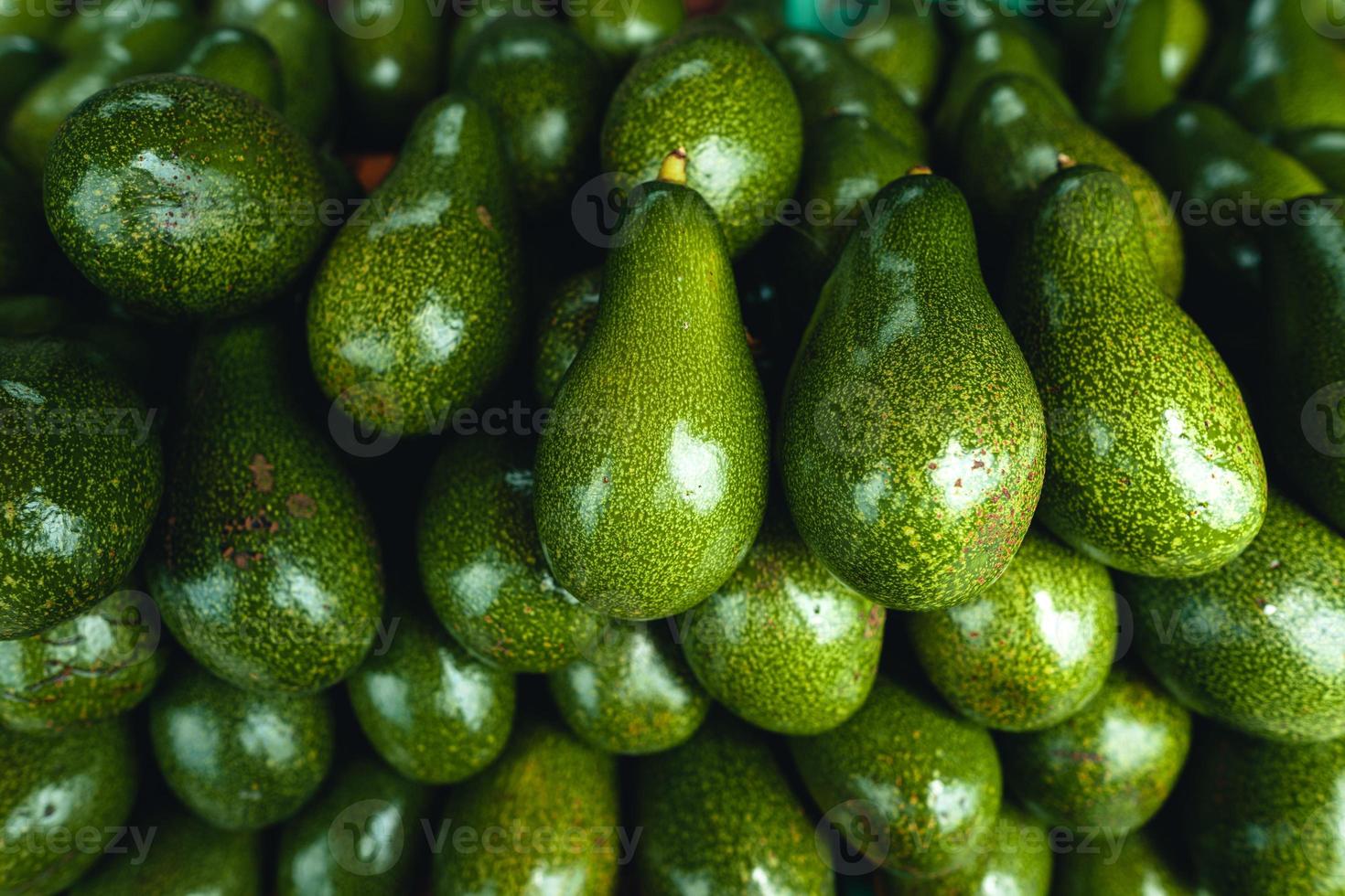 Avocados auf einem Tisch auf einem Straßenmarkt foto