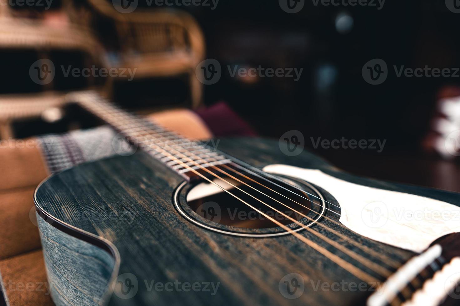 Akustikgitarre aus Holz auf Holzboden foto