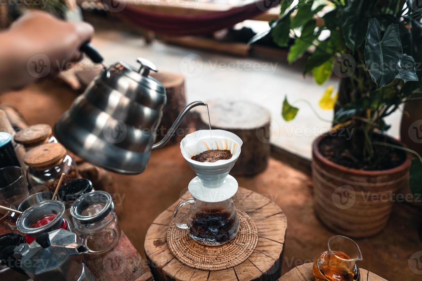 ein heißes Wasser über einen Tropfkaffee gießen foto