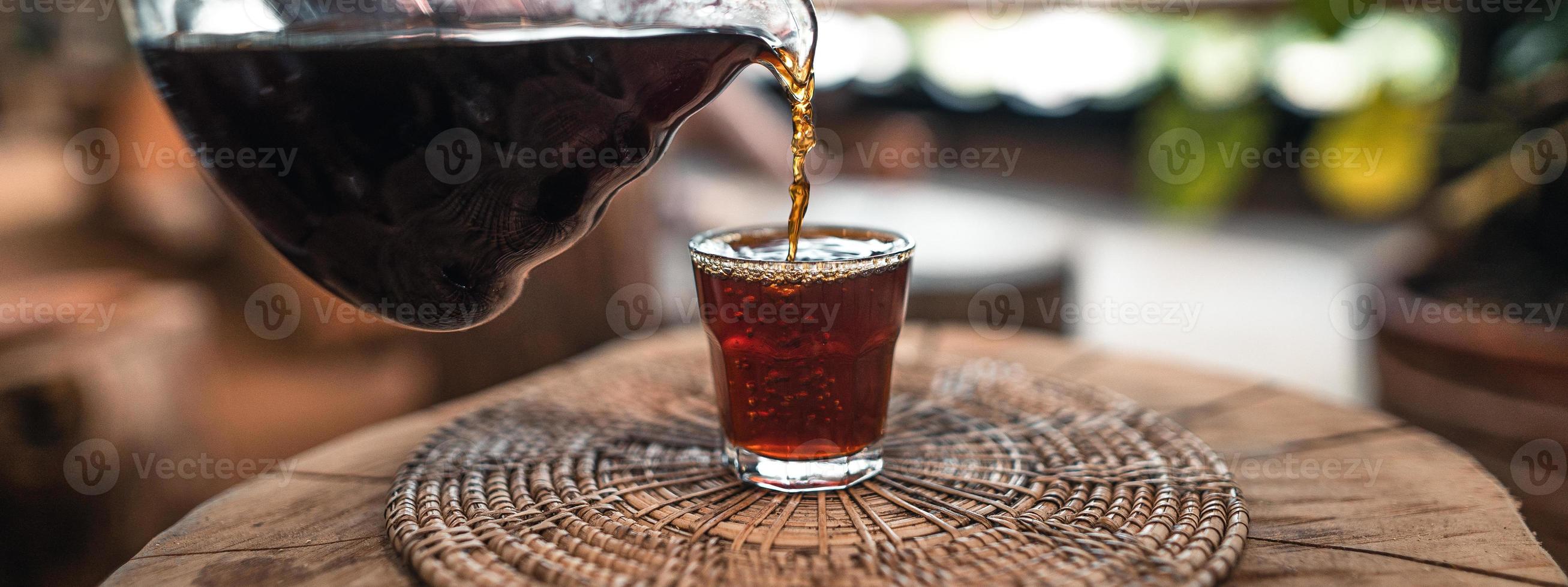 ein heißes Wasser über einen Tropfkaffee gießen foto