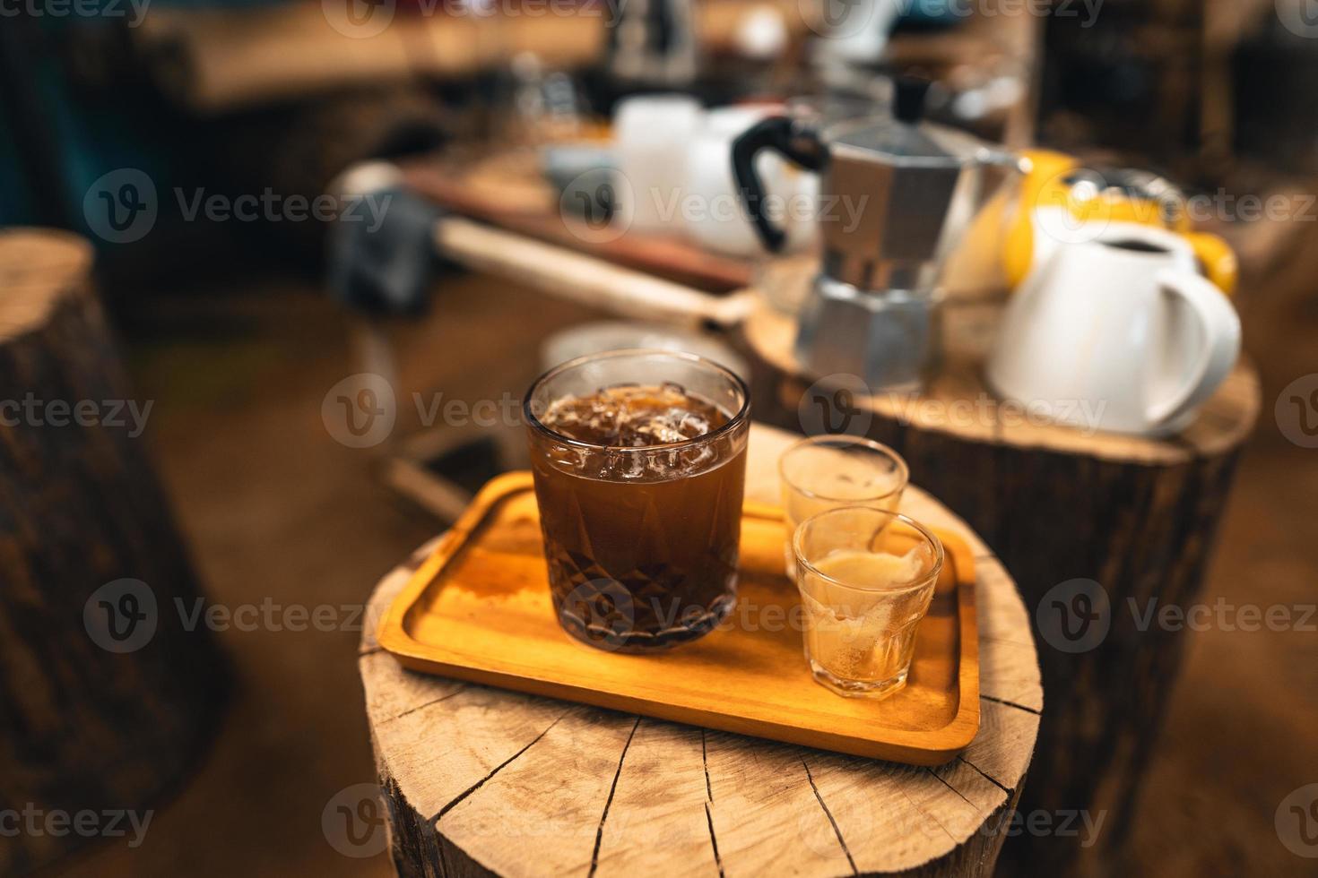 Kaffee aus der Maschine zu Hause zubereiten,Espresso-Kaffee-Kaffee aus der Maschine zu Hause zubereiten foto