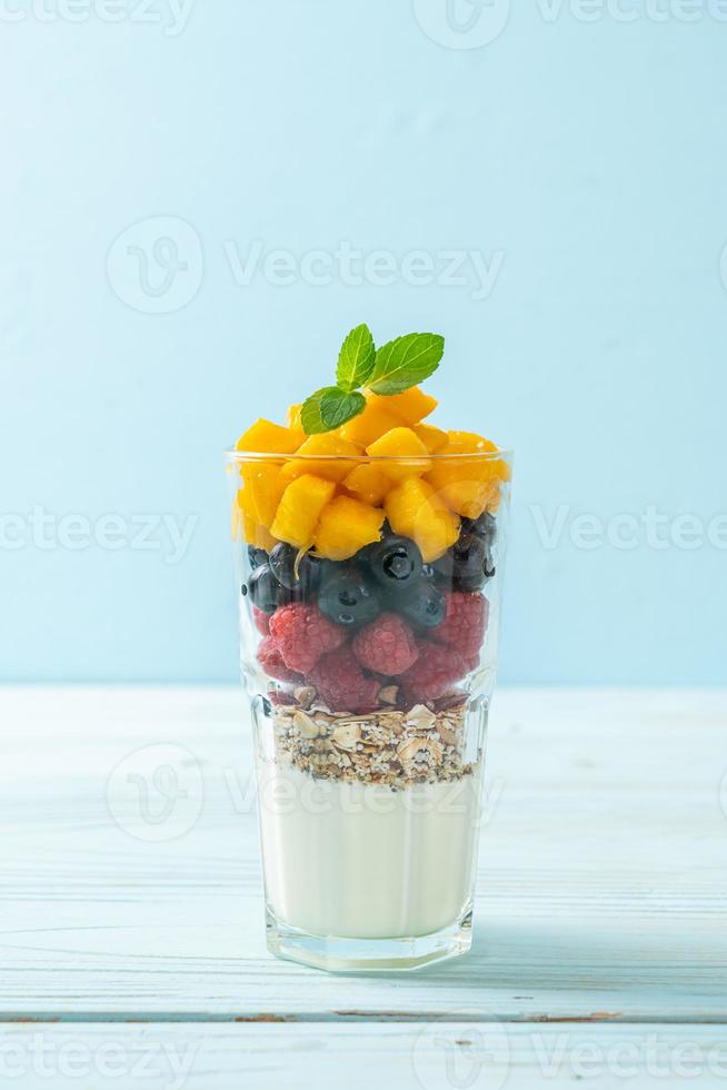 hausgemachte Mango, Himbeere und Heidelbeere mit Joghurt und Müsli - gesunder Ernährungsstil foto