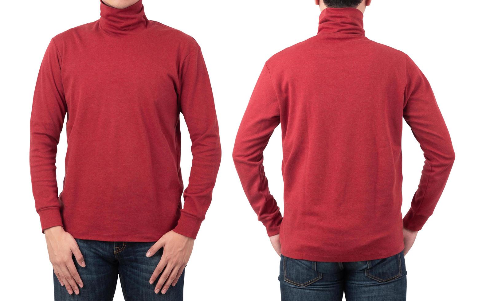 Modell trägt rotes Langarm-T-Shirt isoliert auf weißem Hintergrund mit Beschneidungspfad foto