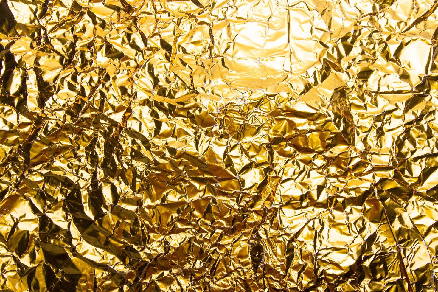 goldener zerknitterter Papierbeschaffenheitshintergrund foto