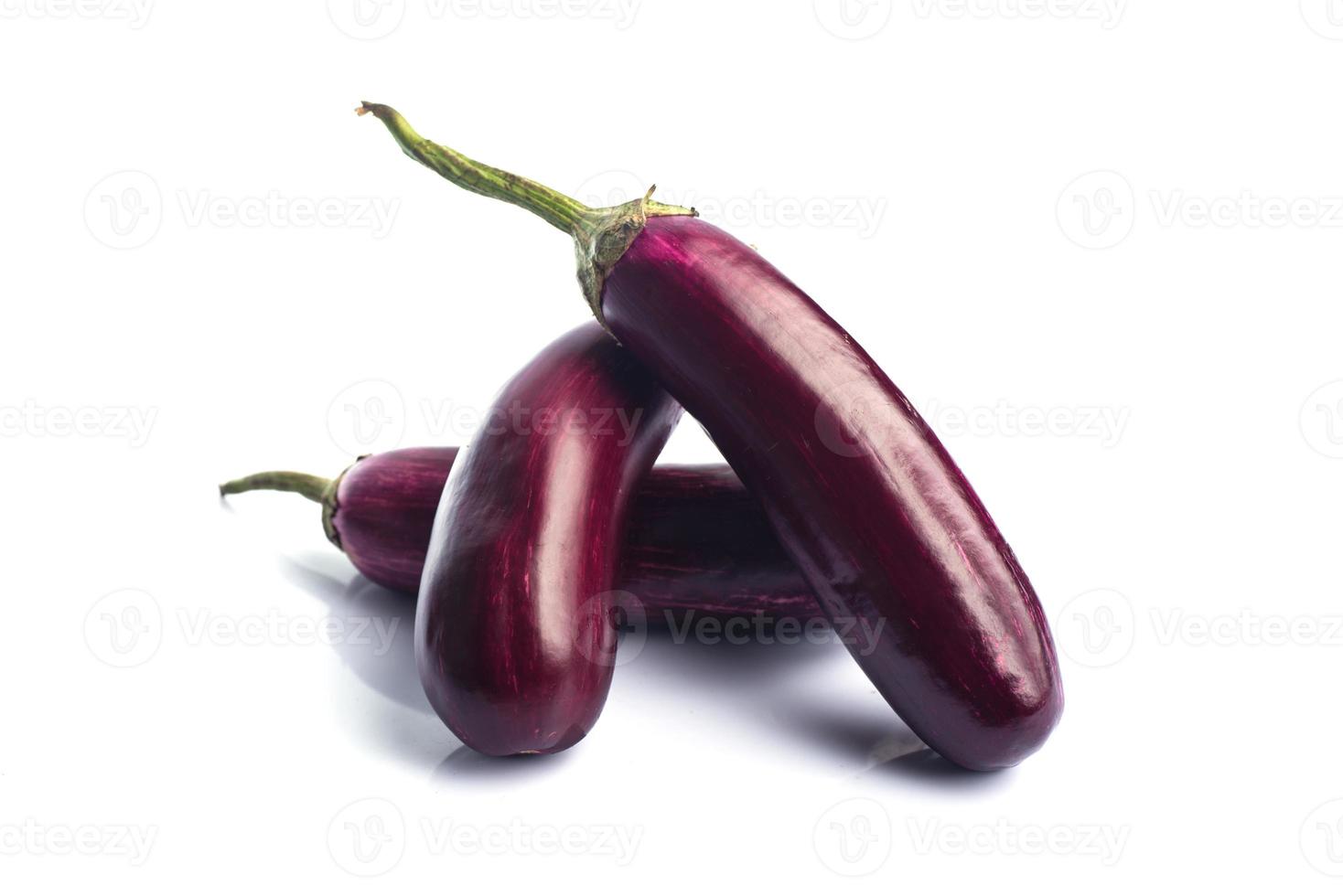 Auberginen- oder Auberginen- oder Brinjal-Gemüse isoliert auf weißem Hintergrund. foto