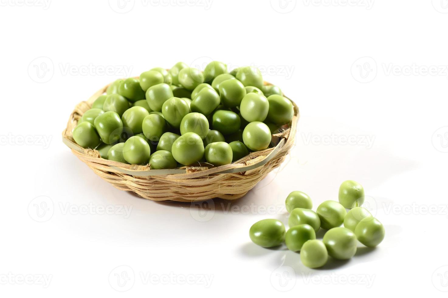 frische grüne Erbsen im Korb auf weißem Hintergrund foto