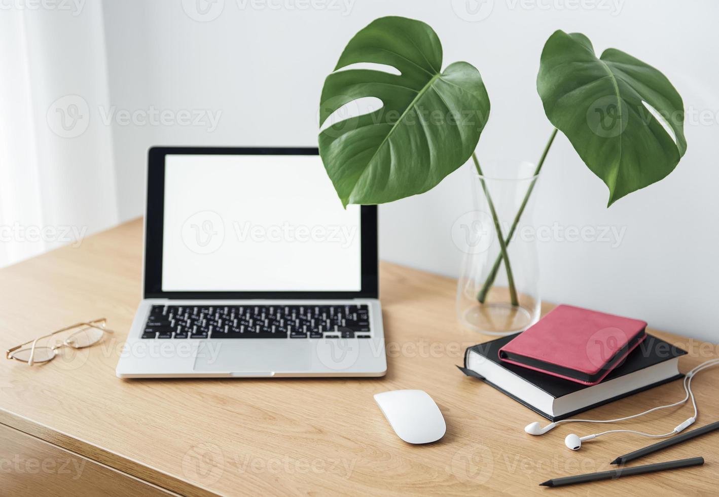 Büroarbeitsplatz mit Laptop foto