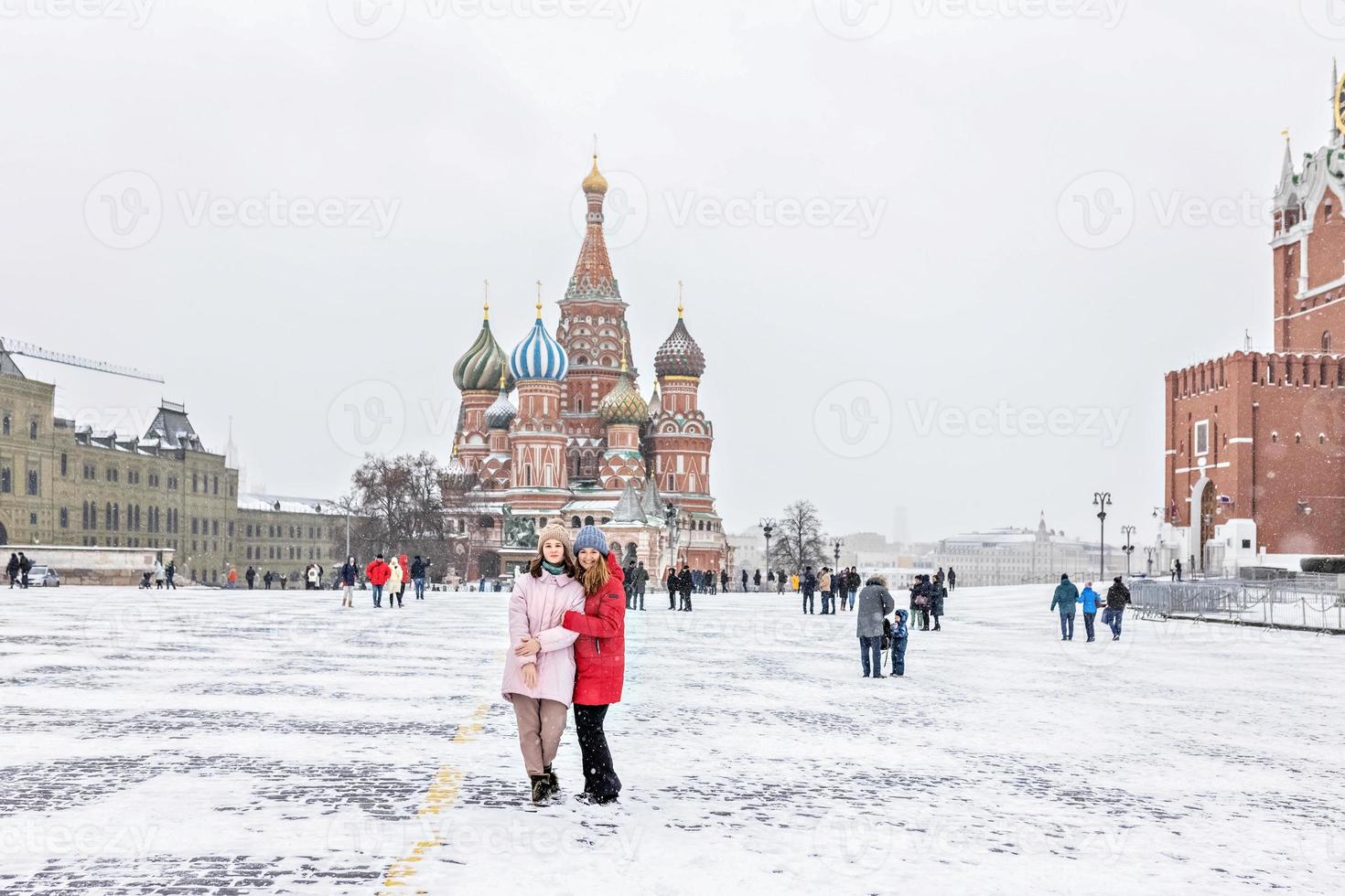 Ein schönes junges Mädchen geht während eines Schneefalls und eines Schneesturms auf dem Roten Platz in Moskau foto