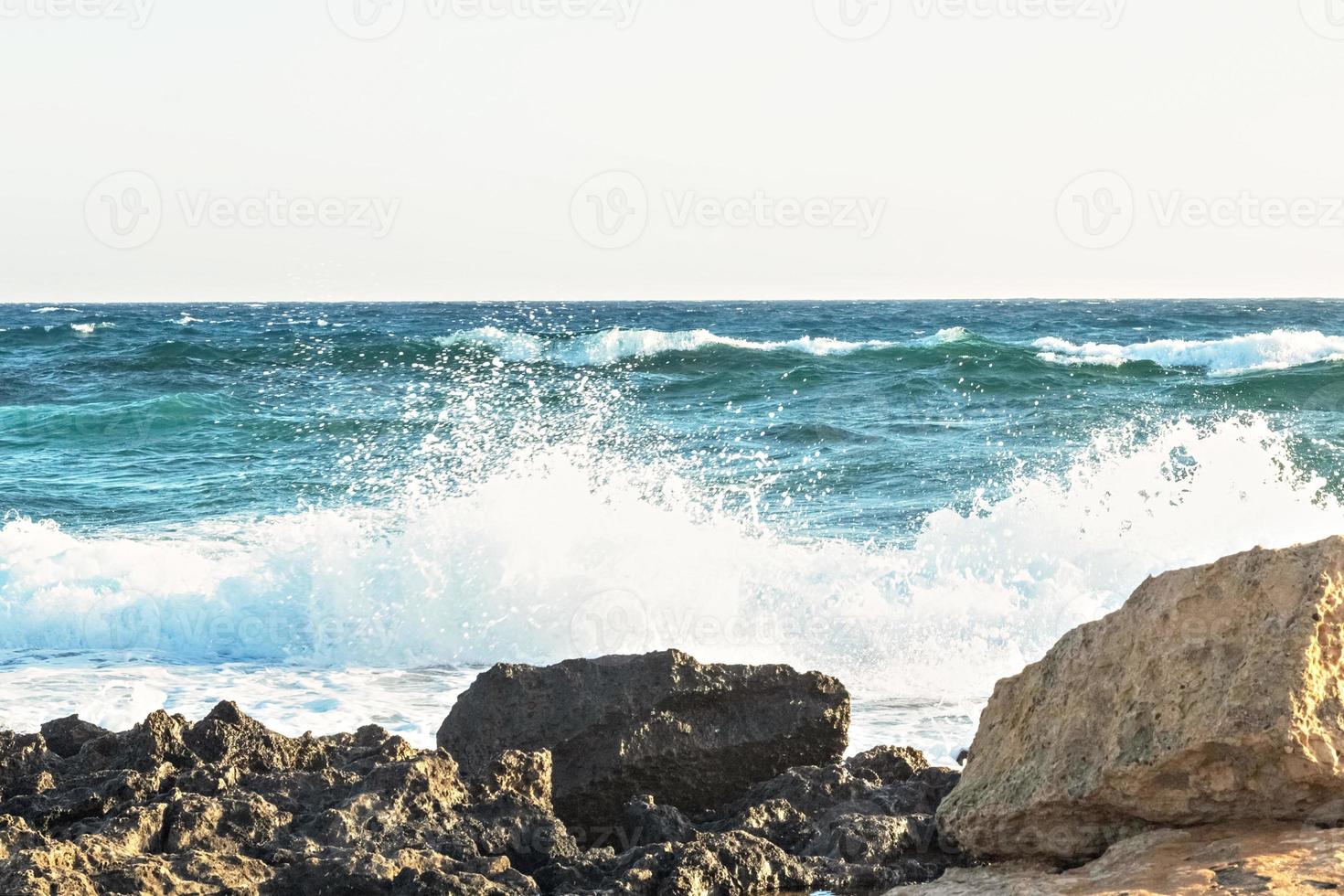die Küste des Mittelmeers. die Wellen. der Horizont. Himmel und Meer im Sommer foto