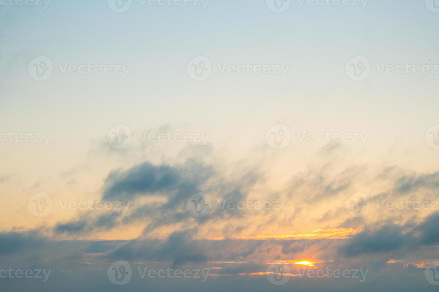 schöner oranger Sonnenaufgang durch die Wolken, Morgensonne in den Bergen foto