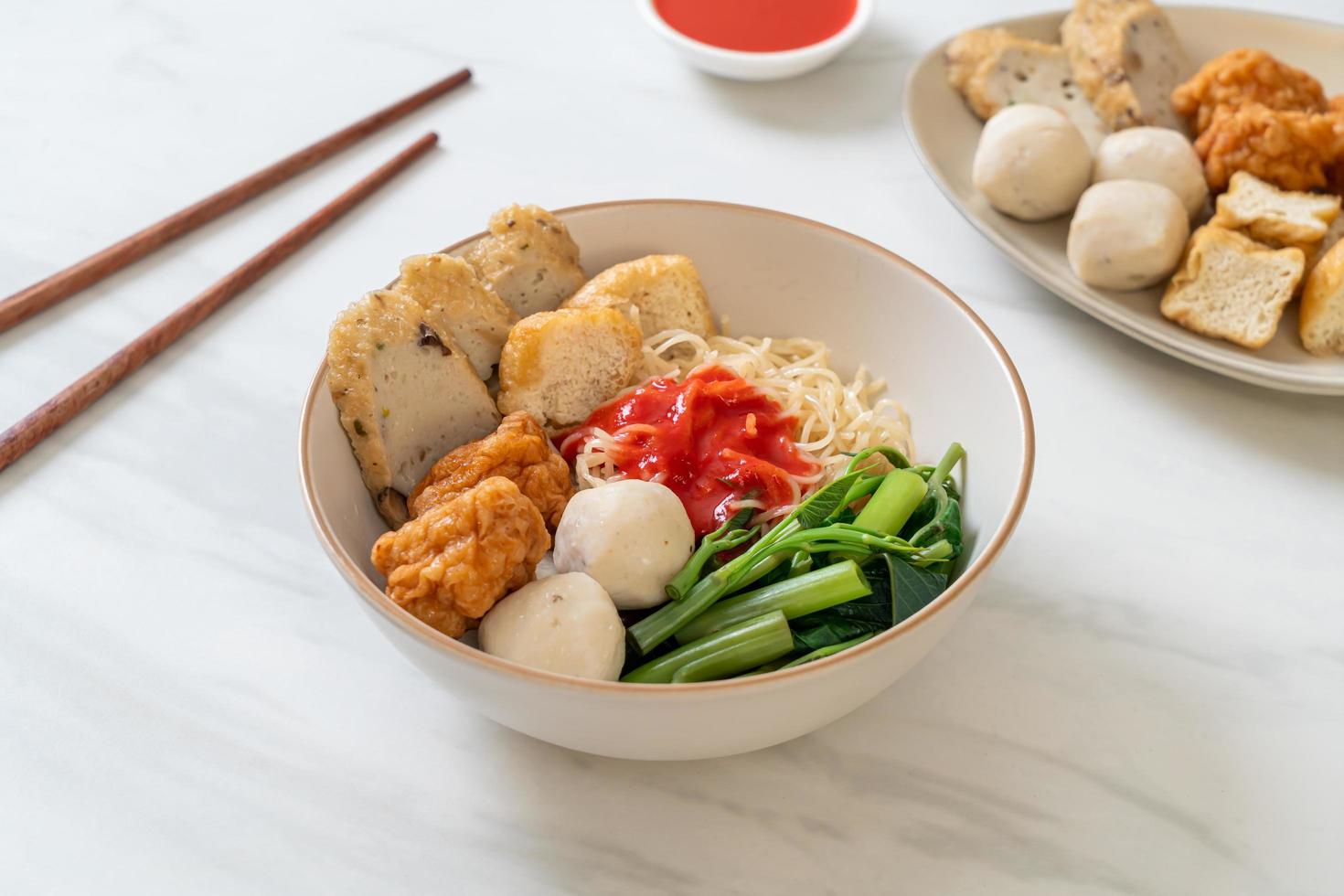 Eiernudeln mit Fischbällchen und Garnelenbällchen in rosa Sauce, Yen ta Four oder Yen ta fo - asiatische Küche foto