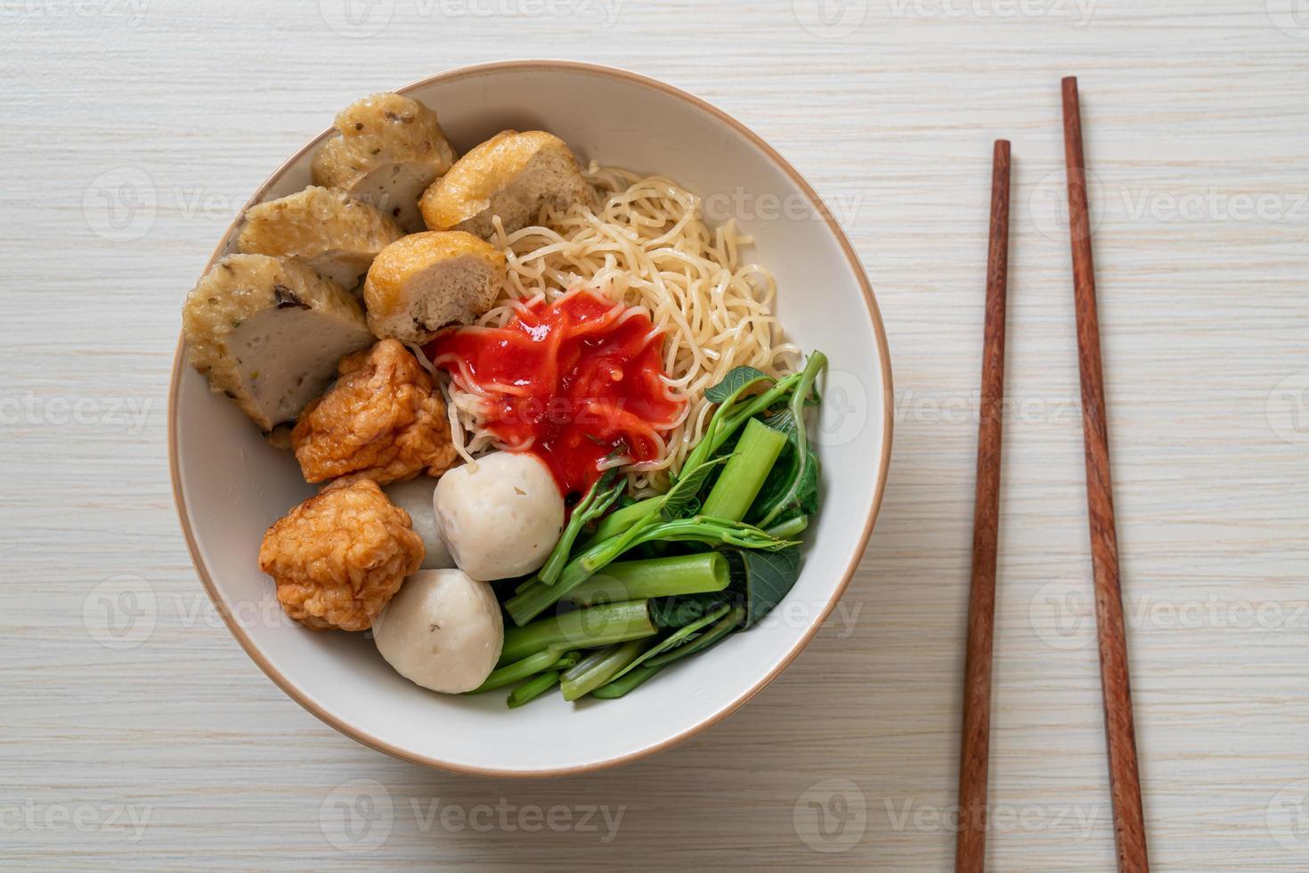 Eiernudeln mit Fischbällchen und Garnelenbällchen in rosa Sauce, Yen ta Four oder Yen ta fo - asiatische Küche foto