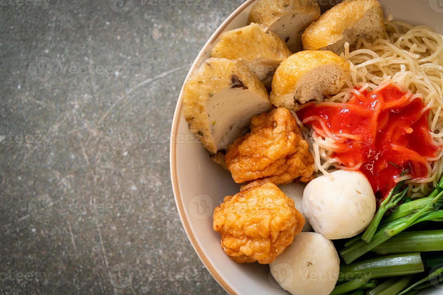 Eiernudeln mit Fischbällchen und Garnelenbällchen in rosa Sauce, Yen ta Four oder Yen ta fo - asiatische Küche foto