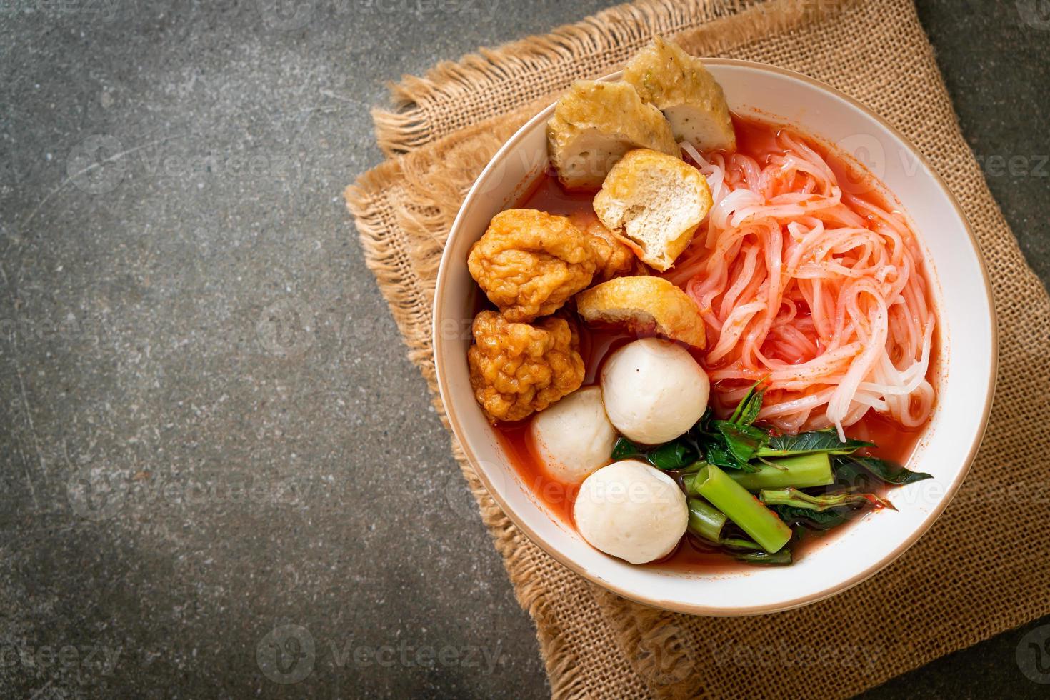 kleine Reisbandnudeln mit Fischbällchen und Garnelenbällchen in rosa Suppe, Yen ta Four oder Yen ta fo - asiatische Küche foto