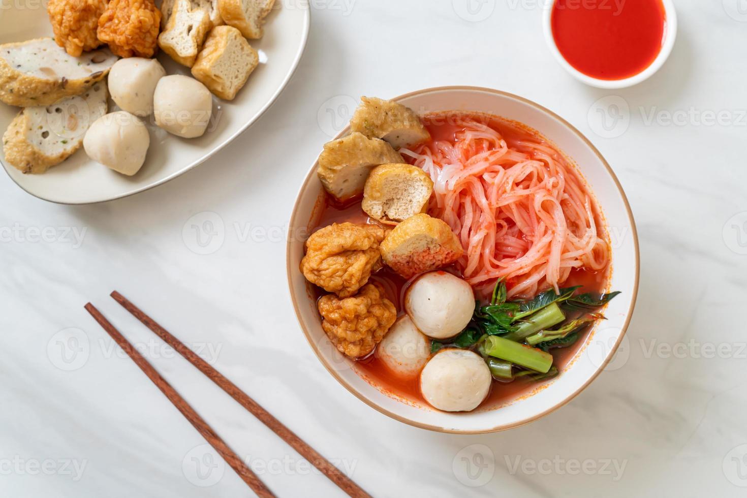 kleine Reisbandnudeln mit Fischbällchen und Garnelenbällchen in rosa Suppe, Yen ta Four oder Yen ta fo - asiatische Küche foto