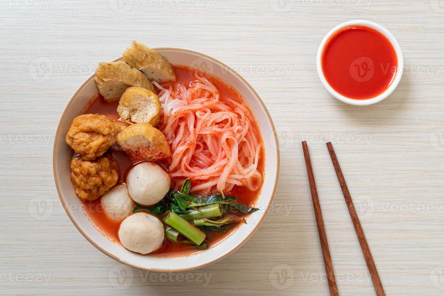 kleine Reisbandnudeln mit Fischbällchen und Garnelenbällchen in rosa Suppe, Yen ta Four oder Yen ta fo - asiatische Küche foto