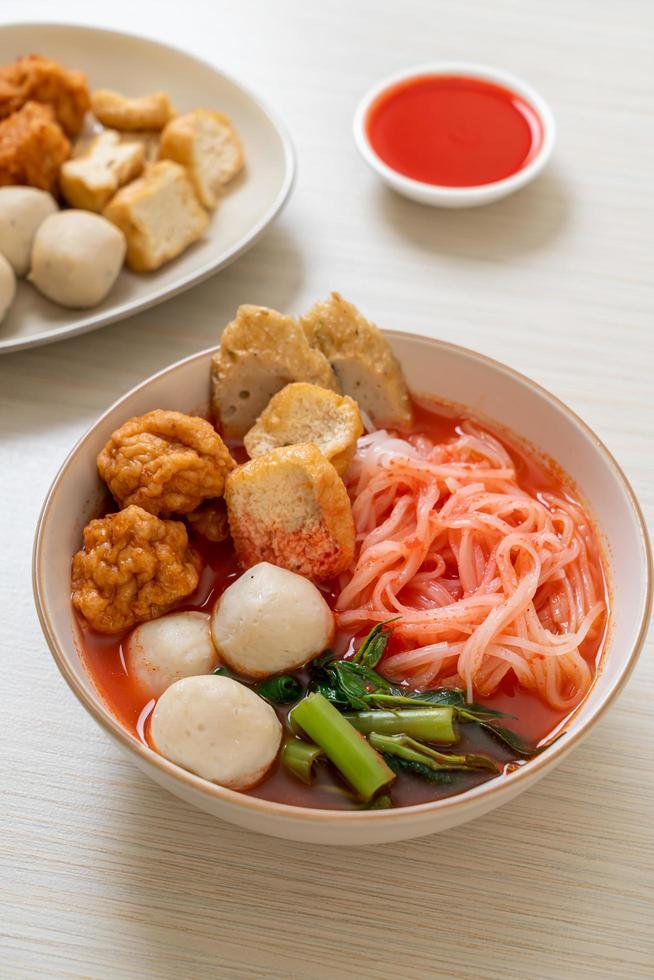 kleine Reisbandnudeln mit Fischbällchen und Garnelenbällchen in rosa Suppe, Yen ta Four oder Yen ta fo - asiatische Küche foto