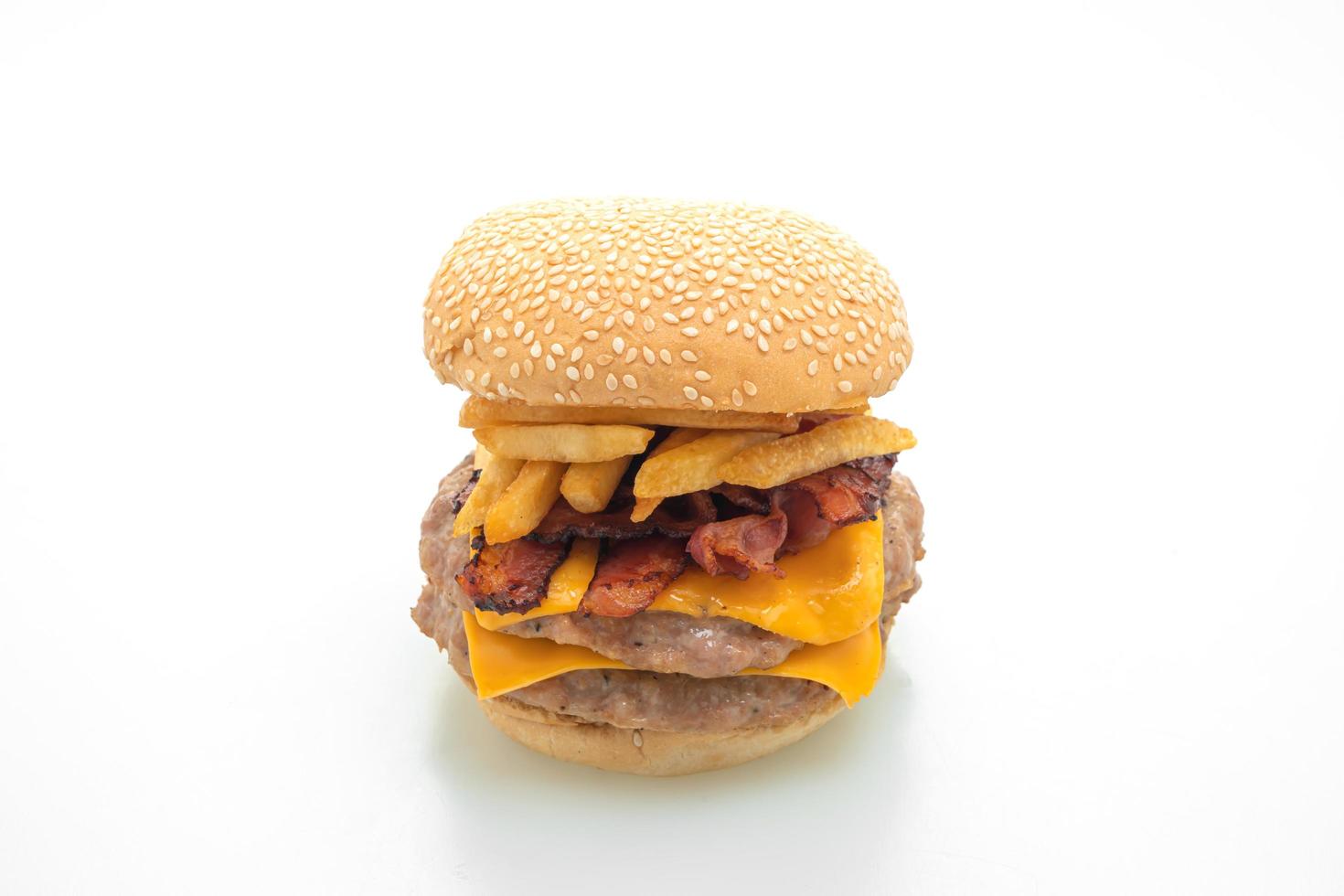 Schweinefleisch-Hamburger oder Schweinefleisch-Burger mit Käse, Speck und Pommes frites auf weißem Hintergrund foto