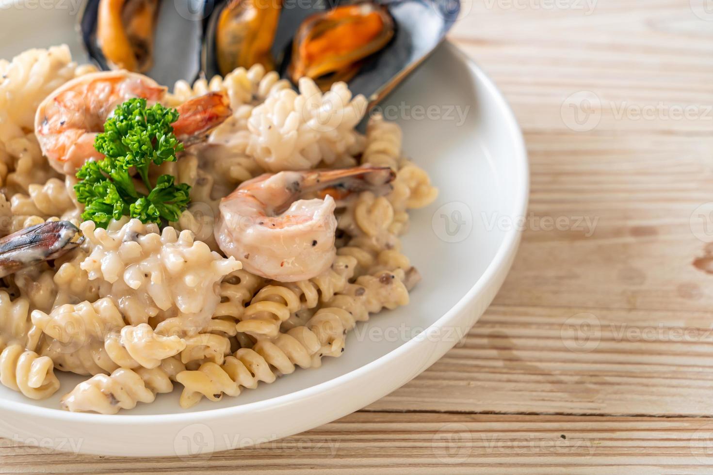 Spiralnudeln-Pilz-Sahnesauce mit Meeresfrüchten - italienische Küche foto
