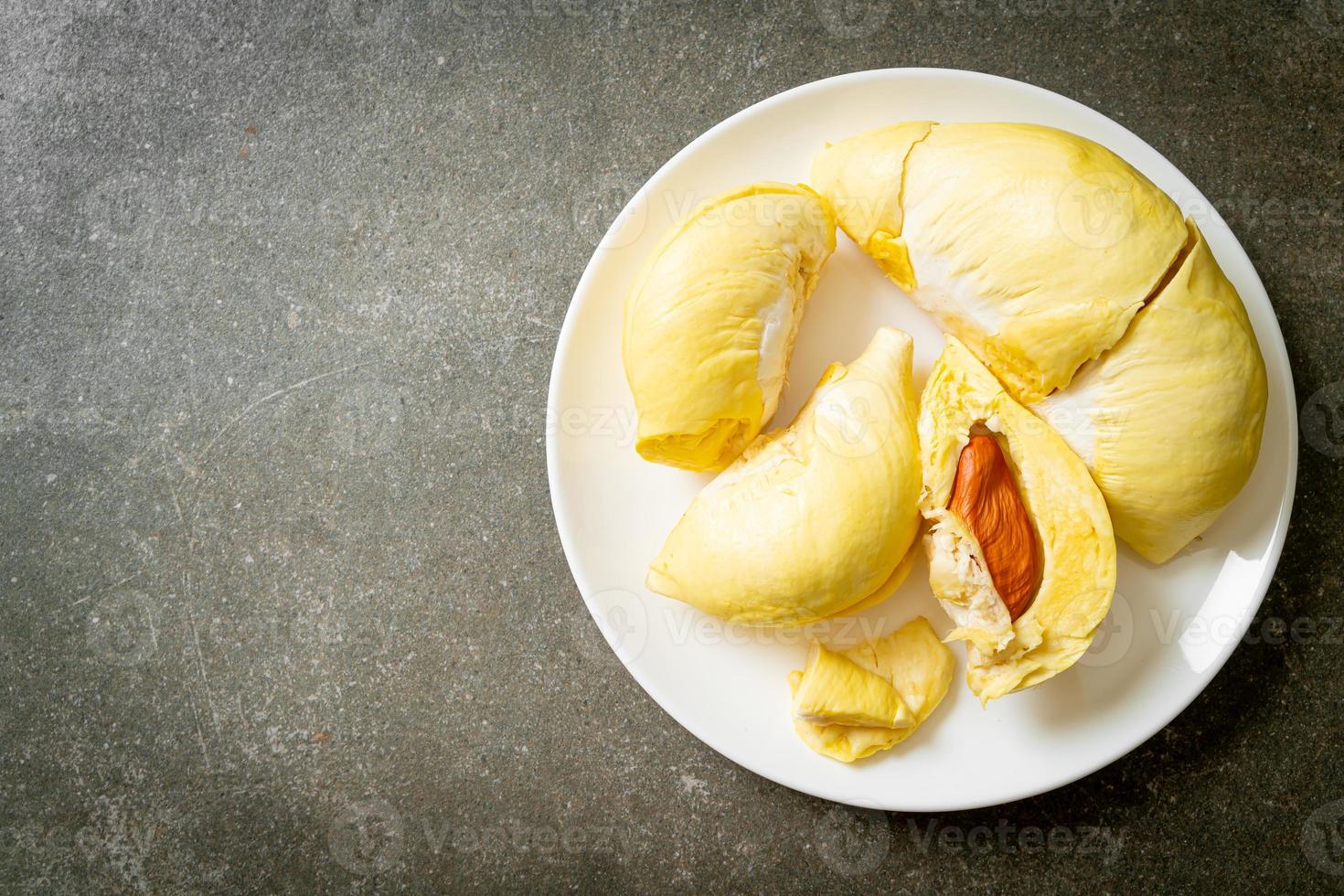 Durian gereift und frisch, Durianschale auf weißem Teller foto