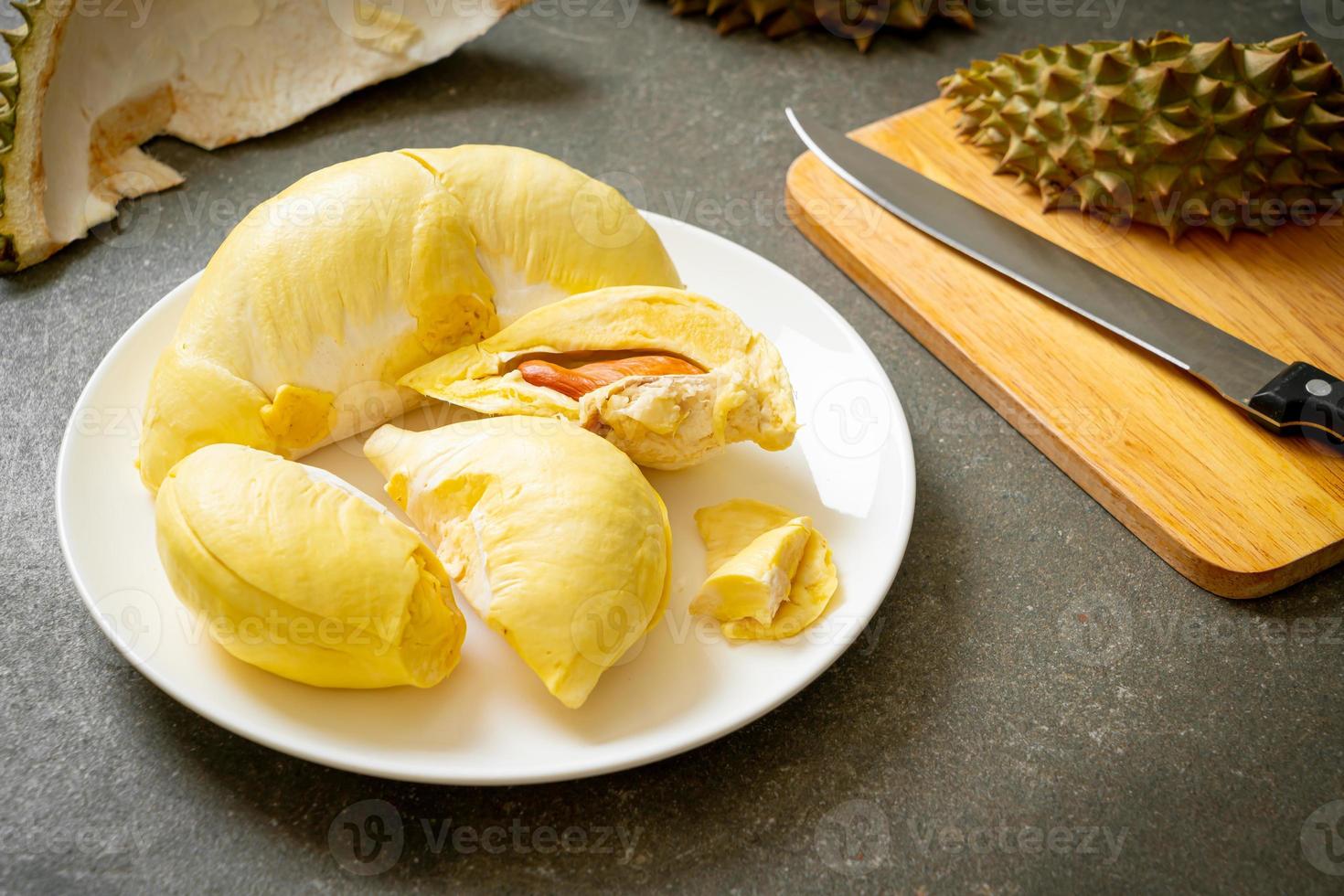 Durian gereift und frisch, Durianschale auf weißem Teller foto