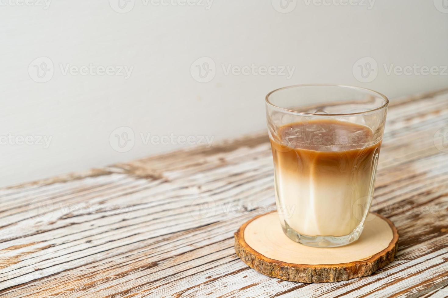 Glas Latte Kaffee, Kaffee mit Milch auf Holzhintergrund on foto