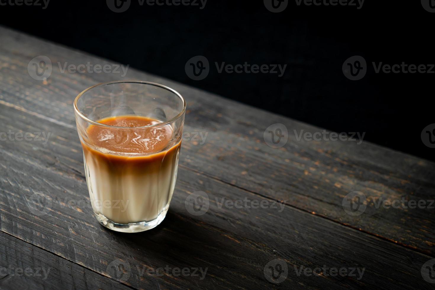 Glas Latte Kaffee, Kaffee mit Milch auf Holzhintergrund on foto