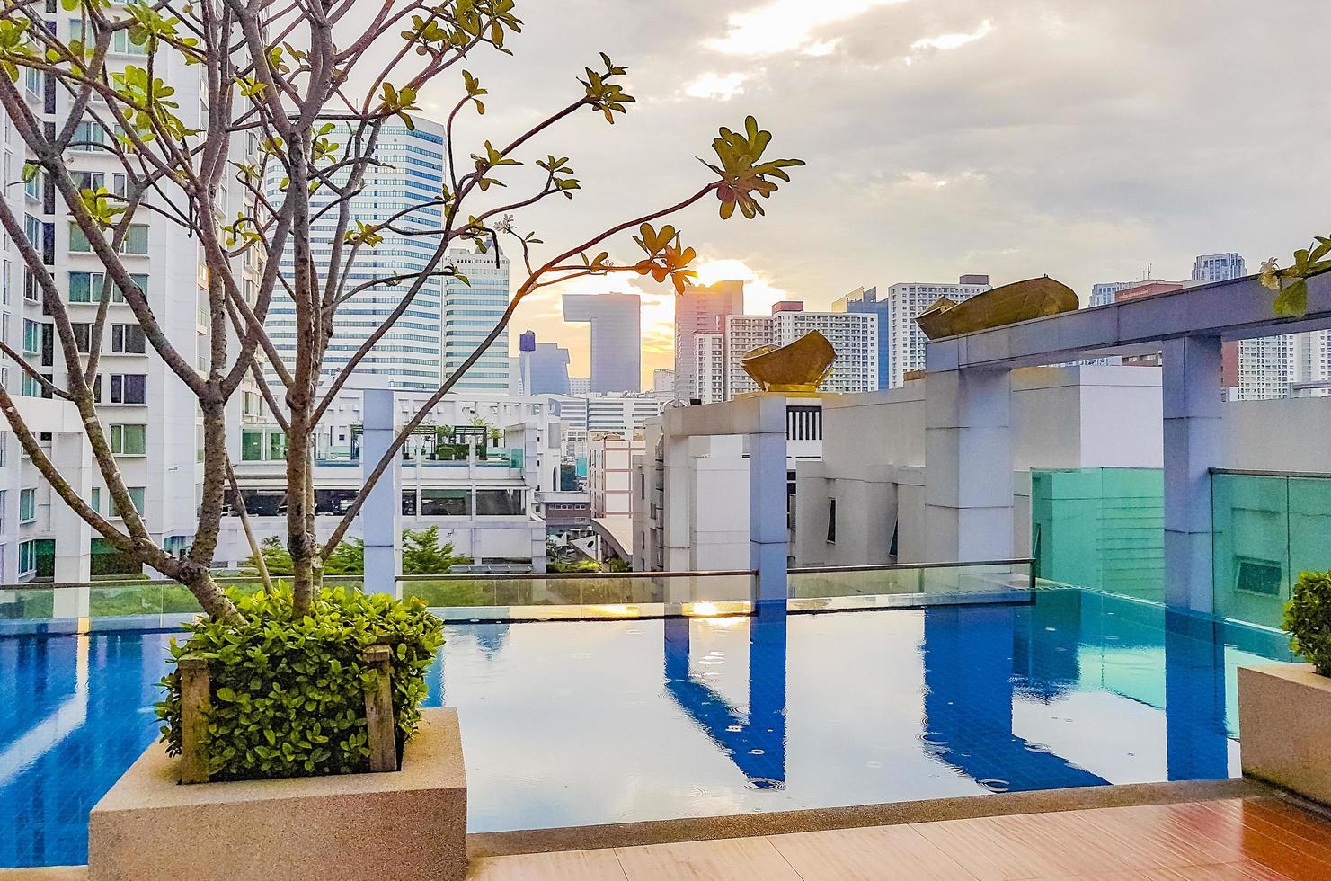 Blick auf den Wolkenkratzer vom Infinity-Pool in Bangkok, thailand foto