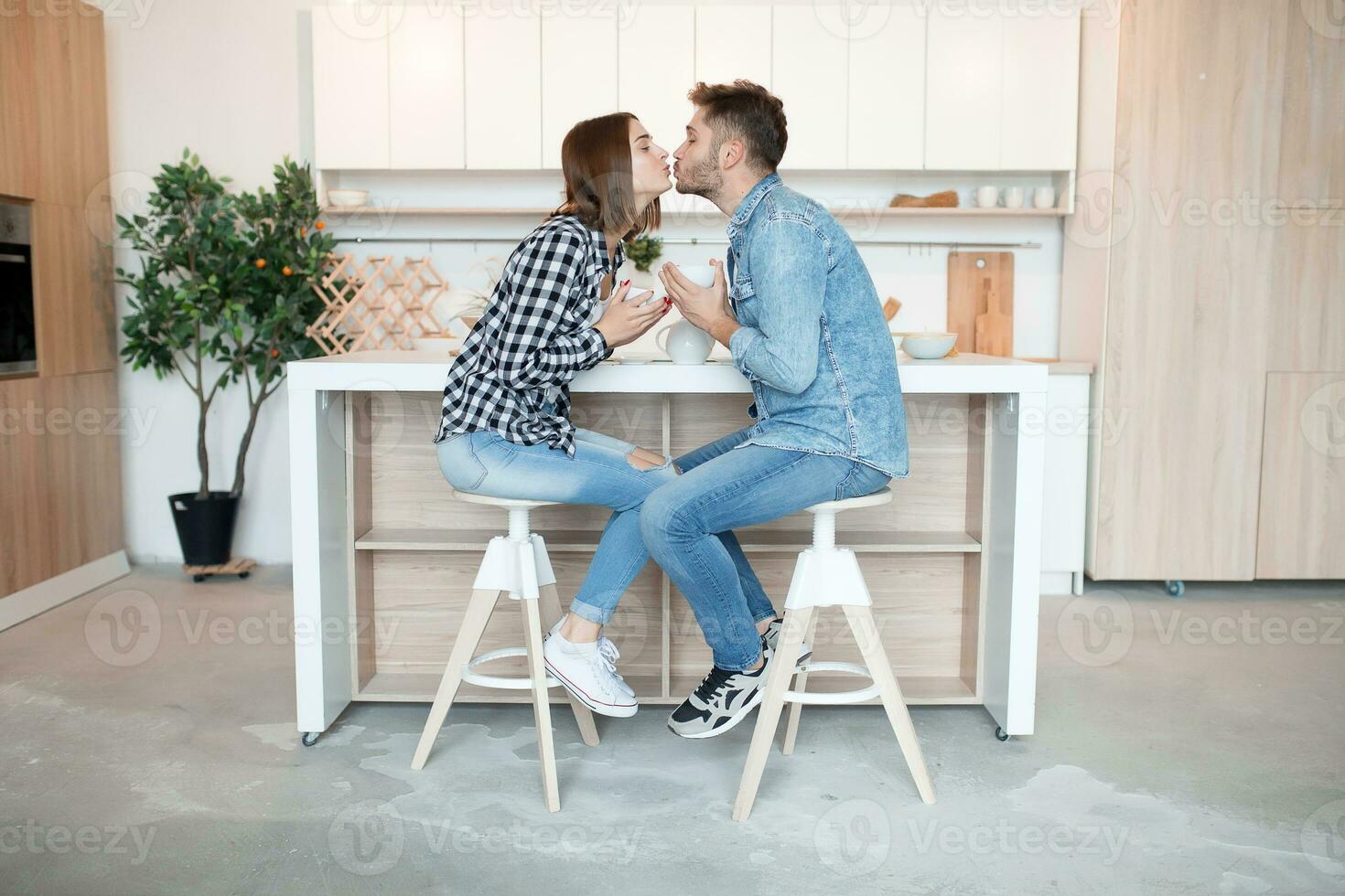 jung glücklich Mann und Frau im Küche, Frühstück, Paar zusammen im Morgen foto