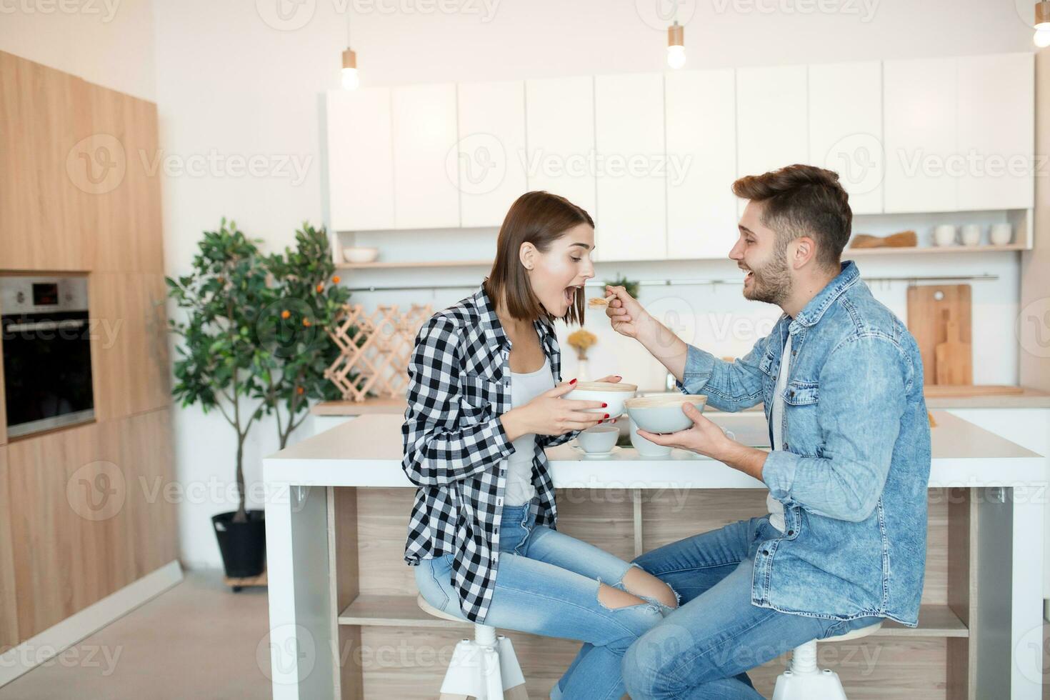 jung glücklich Mann und Frau im Küche, Frühstück, Paar zusammen im Morgen foto