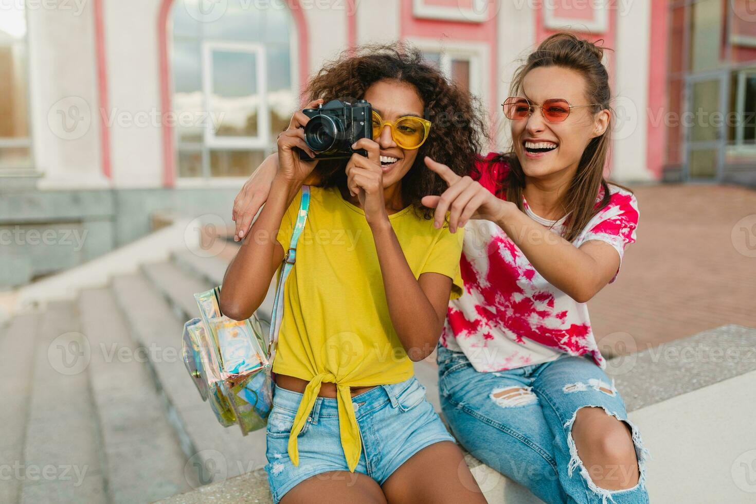 glücklich jung Mädchen freunde lächelnd im Straße foto