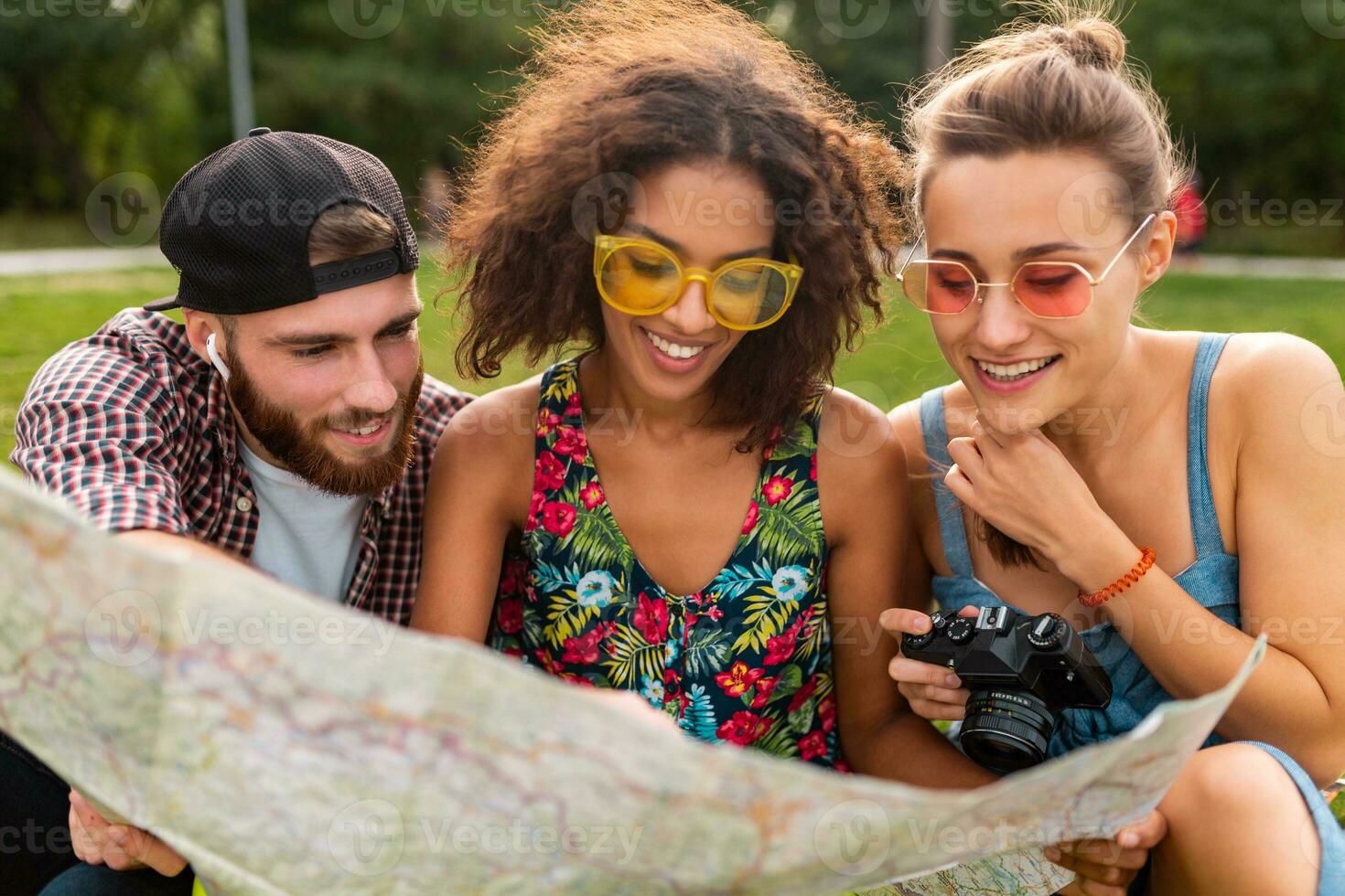 glücklich jung Unternehmen von freunde Sitzung Park foto