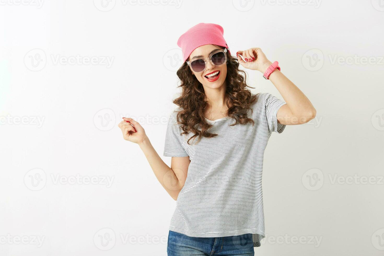 Porträt von heiter Hipster ziemlich Frau im Rosa Hut, Sonnenbrille, lächelnd, glücklich Stimmung, isoliert, positiv Stimmung, Tanzen, Jugend Mode Trend, schön Gesicht foto