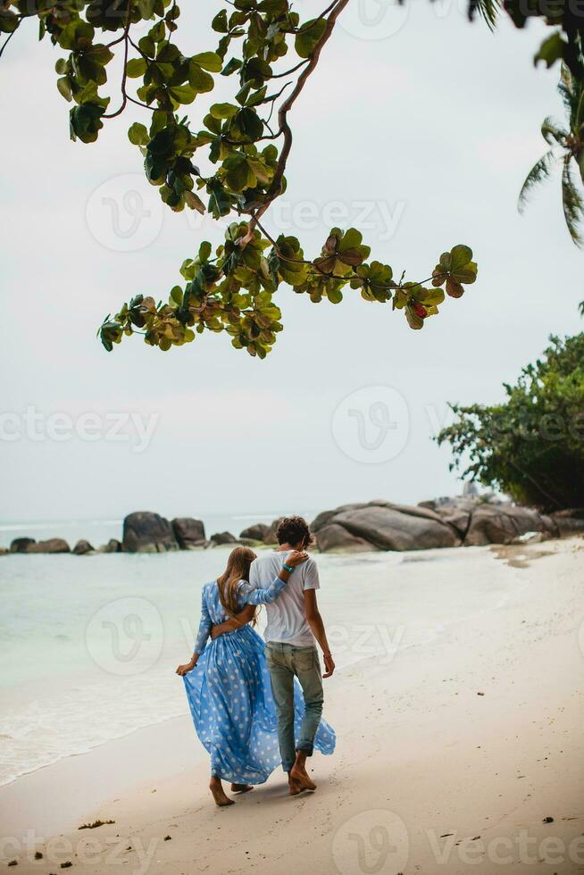 jung stilvoll Hipster Paar im Liebe auf tropisch Strand foto