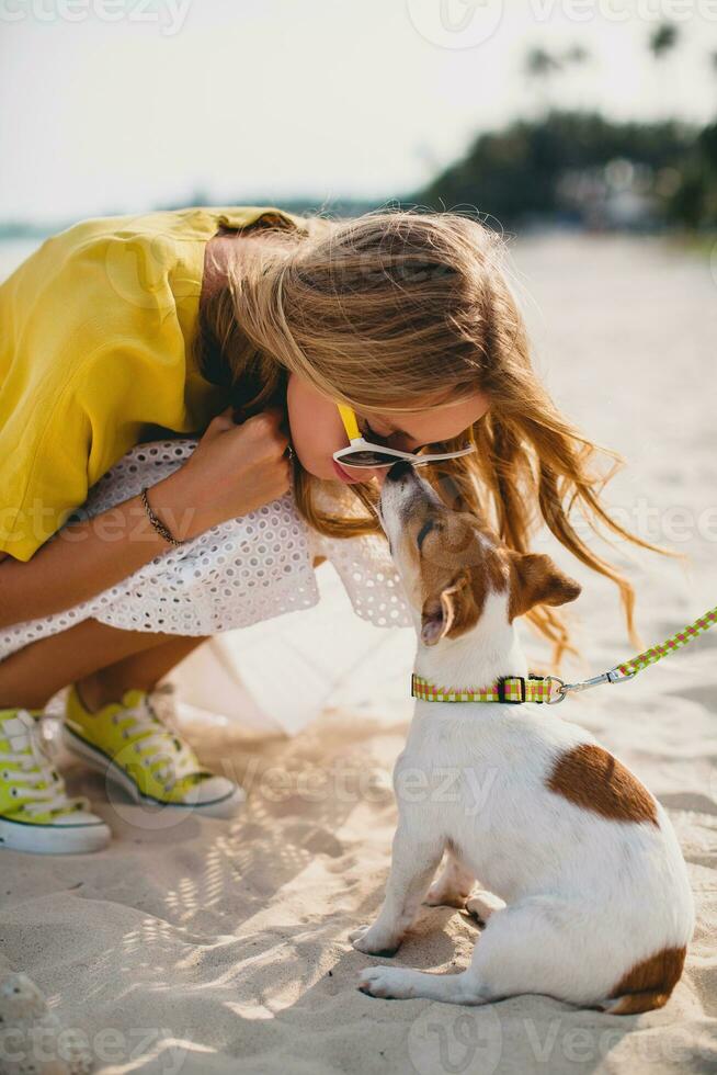 jung stilvoll Hipster Frau halten Gehen spielen Hund foto