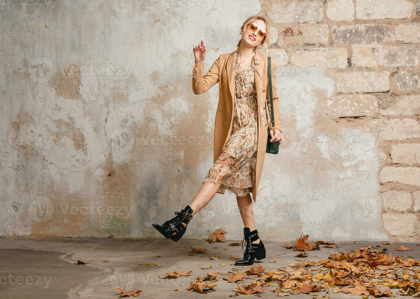 attraktiv stilvoll blond Frau im Beige Mantel, Frühling Herbst Mode Trend foto