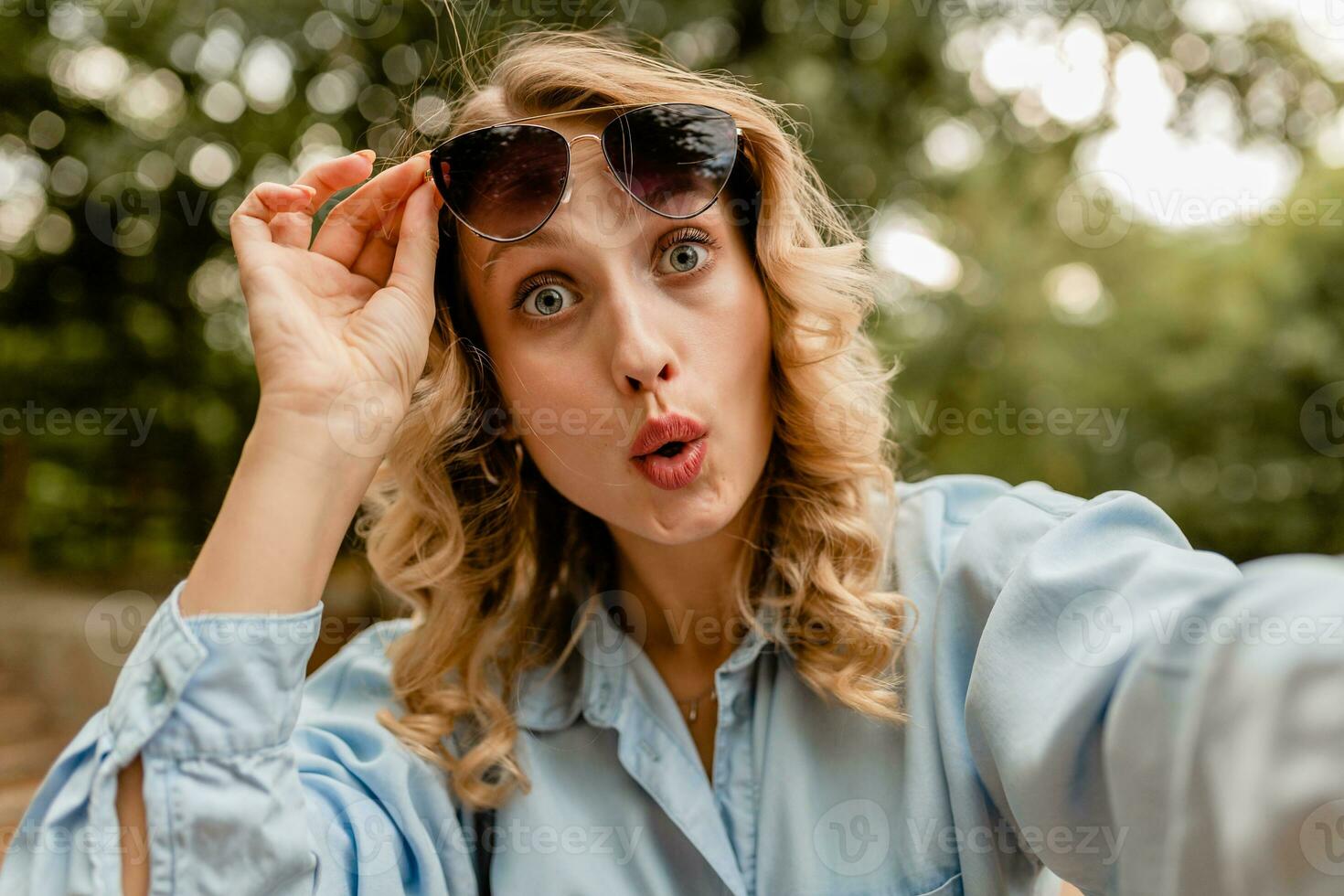 stilvoll blond Frau Gehen im Straße Park Sommer- Mode foto