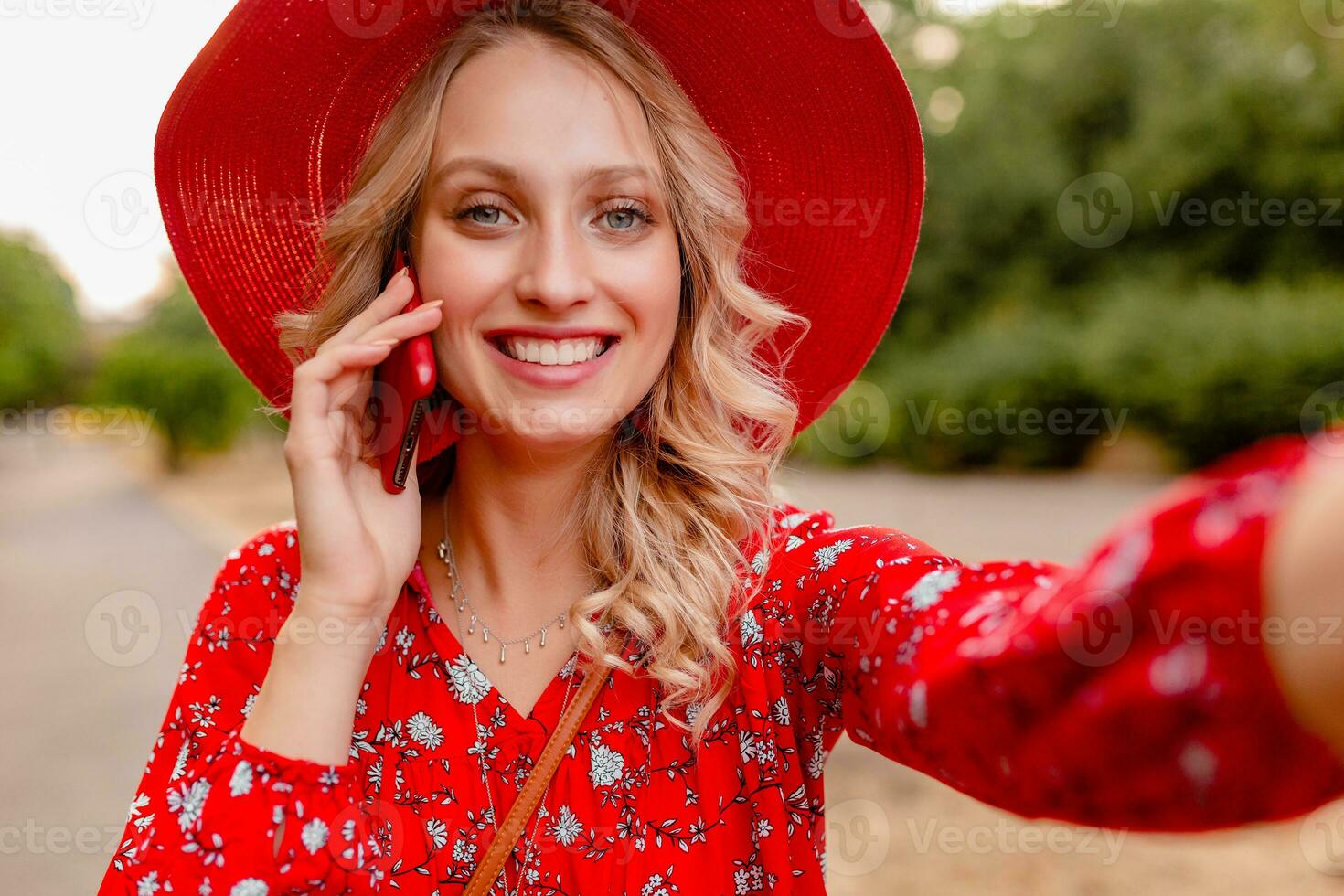 attraktiv stilvoll blond lächelnd Frau im Stroh rot Hut und Bluse Sommer- Mode foto