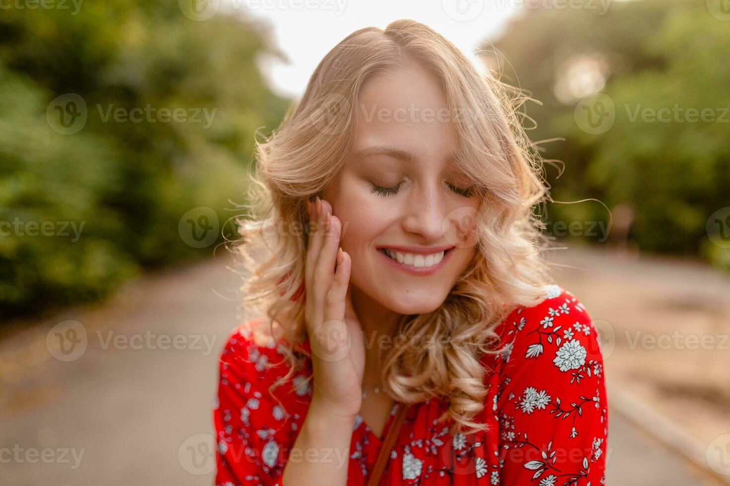 attraktiv stilvoll blond lächelnd Frau im Stroh rot Bluse Sommer- Mode foto