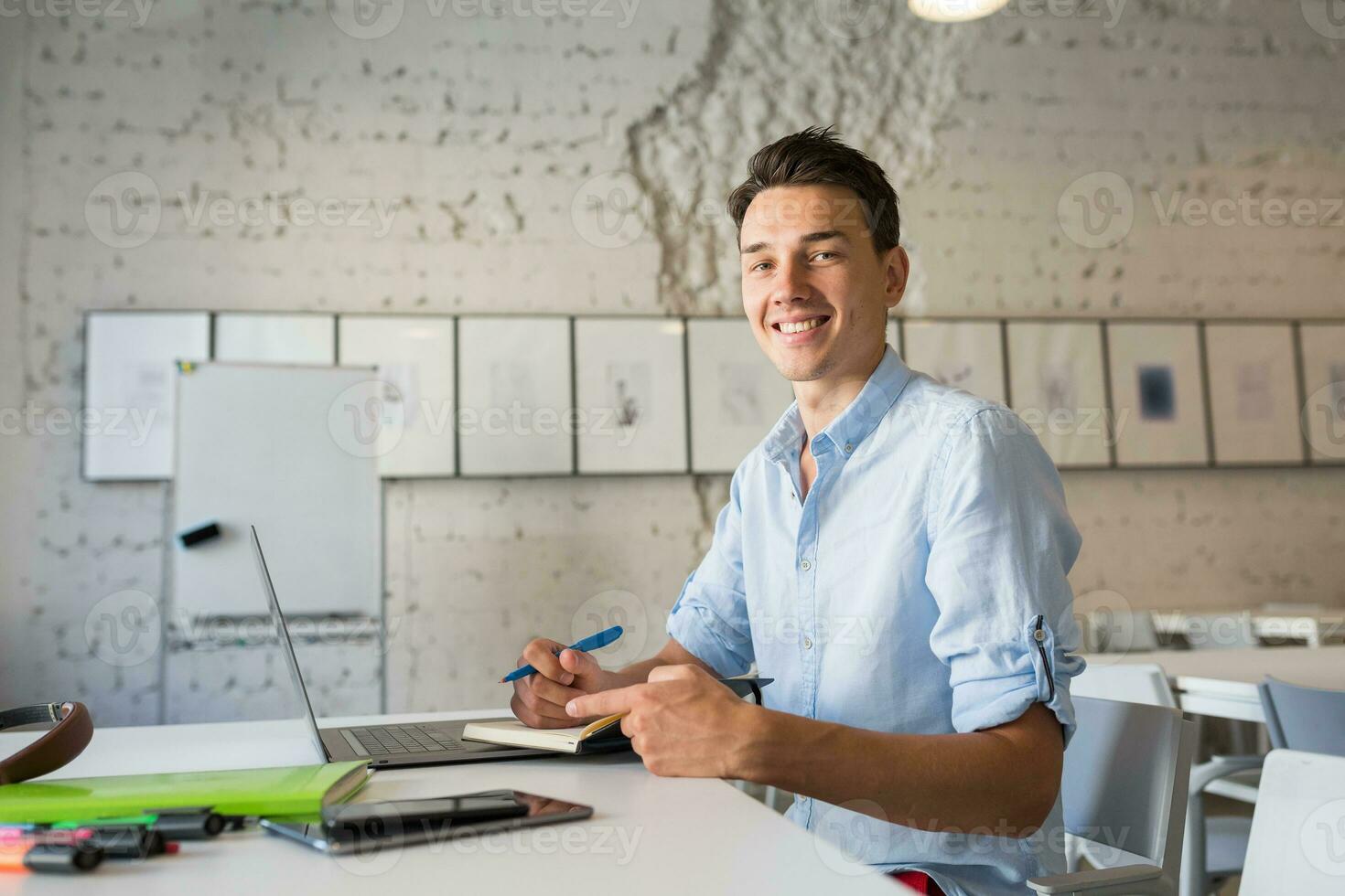 glücklich jung zuversichtlich Mann Arbeiten auf Laptop foto