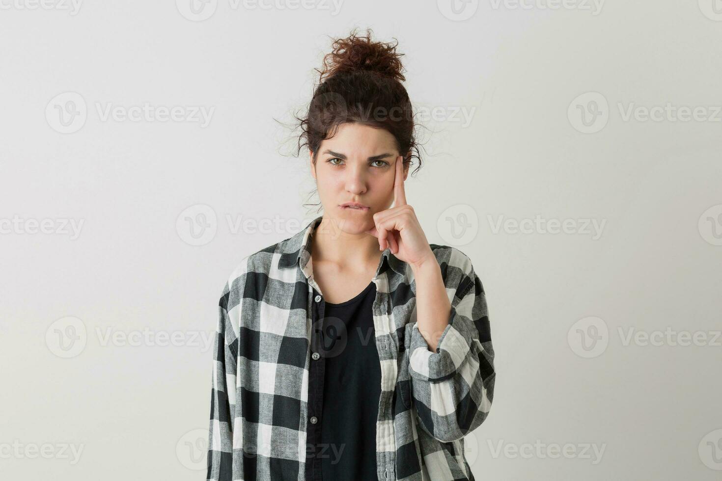 Porträt von jung Hipster ziemlich Frau im kariert Hemd foto